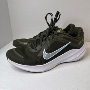 Nike Quest 9.5 men’s Dark Green Running Shoes